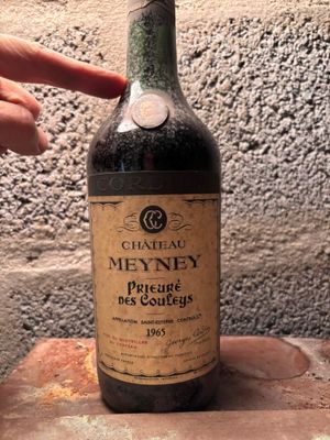 une bouteille de vin posée sur une table