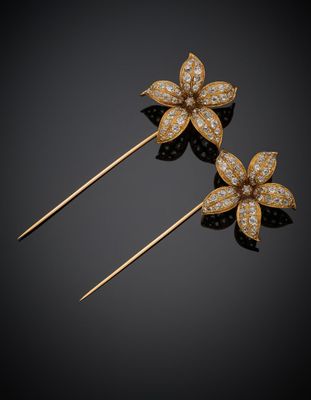 une paire d'épingles à cheveux en forme de fleur, en or et diamants