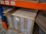 une boîte posée sur une étagère dans un magasin, avec une étiquette de prix