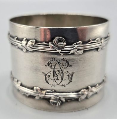 une photo en gros plan d'un bracelet en argent orné d'un monogramme