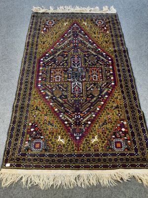 un tapis à franges posé à même le sol et un motif tracé au sol