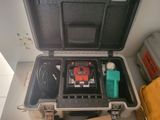 une caisse à outils avec des outils sur une table