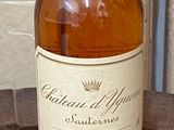 une bouteille de whisky posée sur une table à côté d'une bouteille de vin