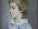 portrait d'un jeune garçon vêtu d'une chemise bleue à col blanc