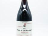 une bouteille de vin posée sur une table