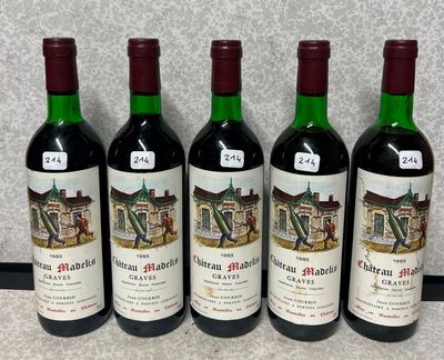 quatre bouteilles de vin sont alignées sur un comptoir