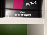 une boîte noire ornée d'une bande rose sur le dessus