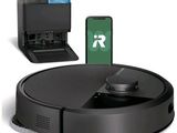 une image représentant un aspirateur robot sur lequel est posé un téléphone