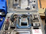 une photo d'une boîte à outils posée sur une table en bois