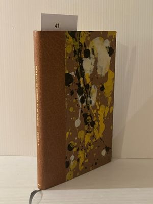 un livre posé sur une étagère posée sur une table