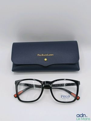 une paire de lunettes posée sur une table, à côté d'un étui