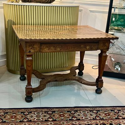 une table sur laquelle est posé un panier, dans une pièce