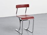 une image représentant une chaise rouge dans une pièce blanche