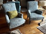 deux chaises qui se trouvent dans un salon