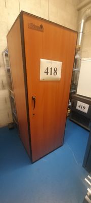 une armoire en bois portant un numéro, dans une pièce