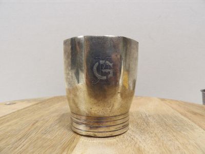 une coupe en argent posée sur une table en bois