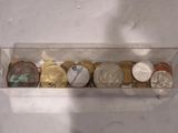 une vitrine contenant de nombreuses pièces de monnaie