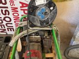 un petit chariot vert sur lequel est posée une machine