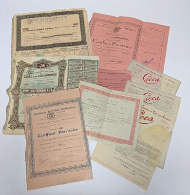Plusieurs anciens certificats sont posés sur une table avec un fond blanc