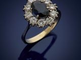 une bague sertie d'un diamant noir et d'un groupe de diamants
