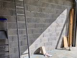 une échelle appuyée contre un mur à côté d'un immeuble
