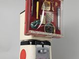 une petite machine-jouet posée sur une table