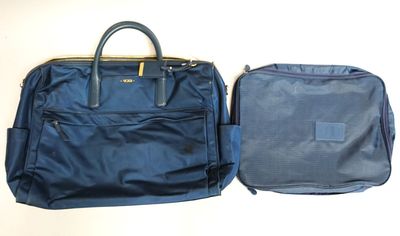 deux bagages posés l'un à côté de l'autre sur une table