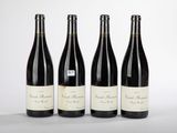 trois bouteilles de vin sont alignées sur une table