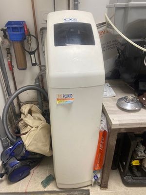une photo d'un purificateur d'eau dans un garage