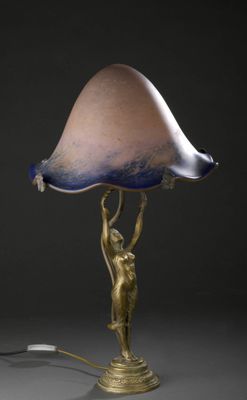 l'image d'une lampe posée sur une table