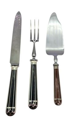 trois types de couteaux différents et une fourchette sur fond blanc