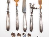 beaucoup de cuillères et de fourchettes en argent sur la table