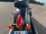 une moto garée sur le côté de la route