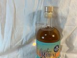 une bouteille de rhum posée sur une nappe blanche