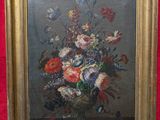 tableau représentant un vase de fleurs posé sur une table, sur fond rouge