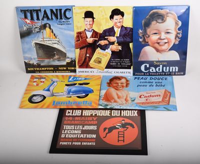 trois livres posés sur une table, avec une image représentant un bateau, une voiture et un bébé