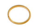 gros plan d'une bague en or sur une surface blanche