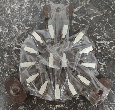 un sachet de chocolats posé sur une table