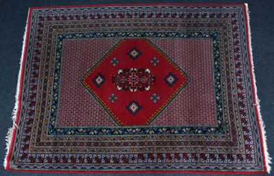 un gros plan d'un tapis rouge et bleu posé sur un sol bleu