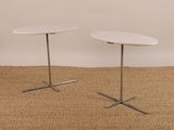 deux tables blanches posées sur un sol recouvert de moquette