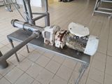 une machine posée sur une table dans une pièce
