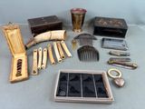 un grand nombre d'objets posés sur une table