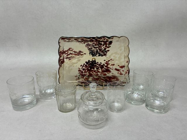 Suite de quatre verres gobelets gravés, un verre gobelet cristal 