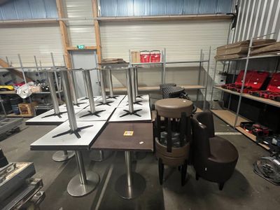 de nombreuses tables et chaises dans une pièce comportant de nombreuses étagères