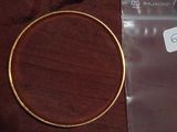 une photo d'un collier en or sur lequel figure une étiquette de prix