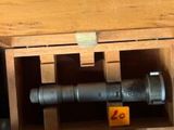 une boîte en bois contenant tout un tas d'outils