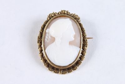 Broche camée sur coquillage à décor d'un profil de femme, mo… - Photo 1