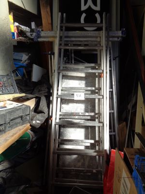 une échelle qui monte jusqu'en haut de l'escalier