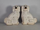 paire de figurines de chiens en céramique blanche aux yeux noirs