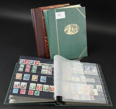 un livre ouvert posé sur une table, à côté d'une pile de timbres